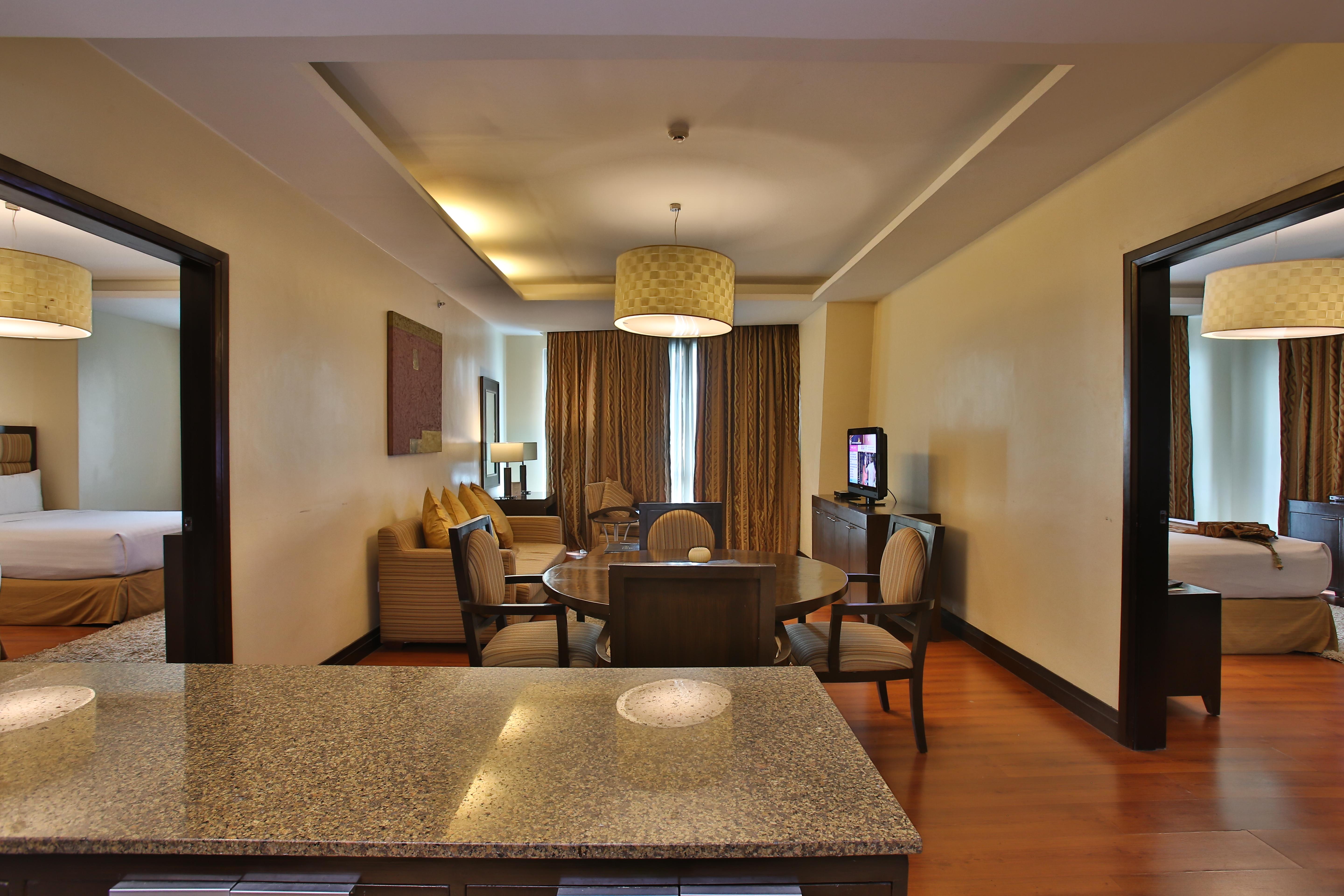 Crown Regency Hotel & Towers Cebu Stadt Exterior foto