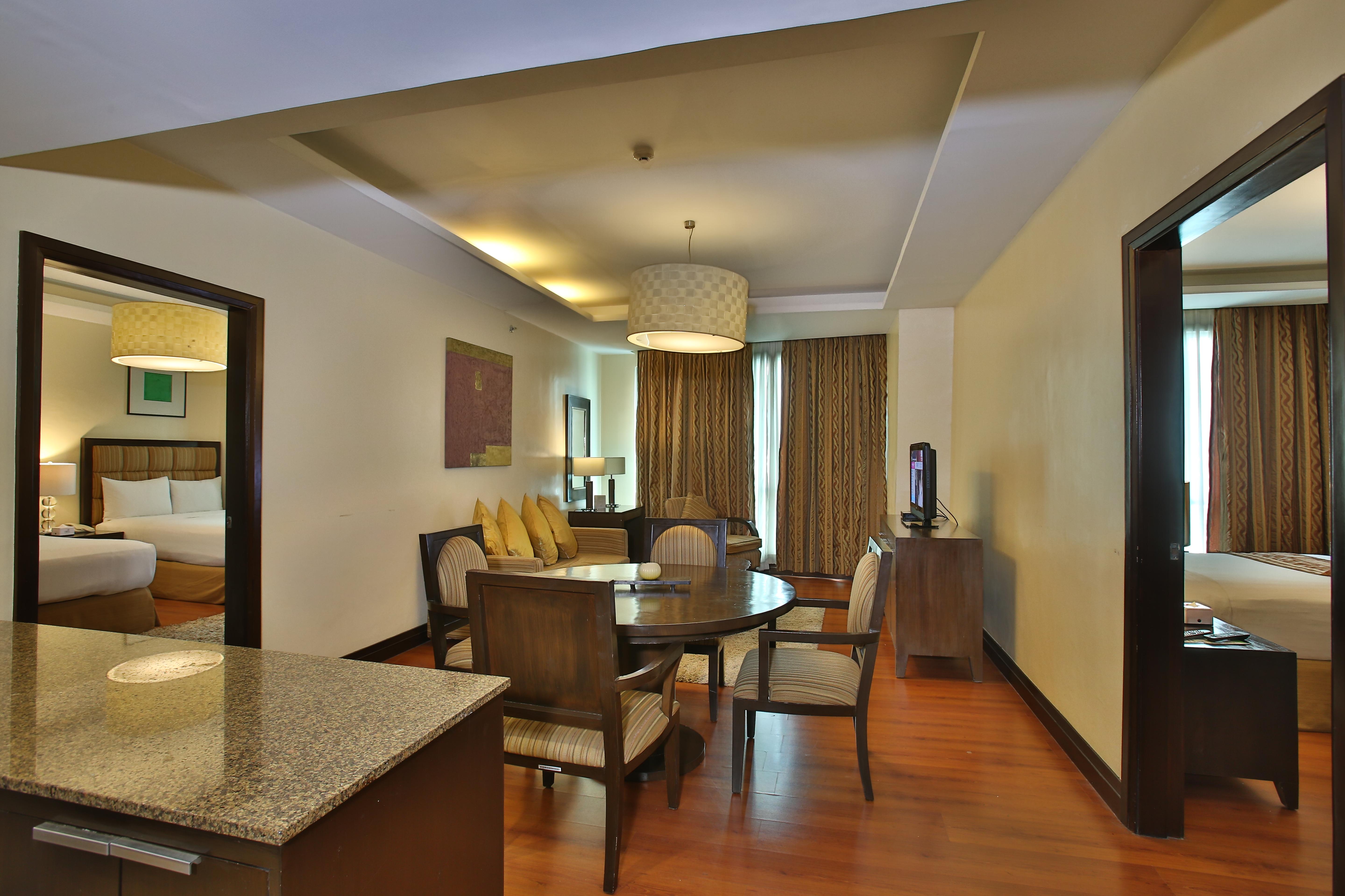 Crown Regency Hotel & Towers Cebu Stadt Exterior foto