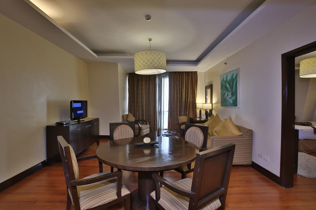 Crown Regency Hotel & Towers Cebu Stadt Exterior foto