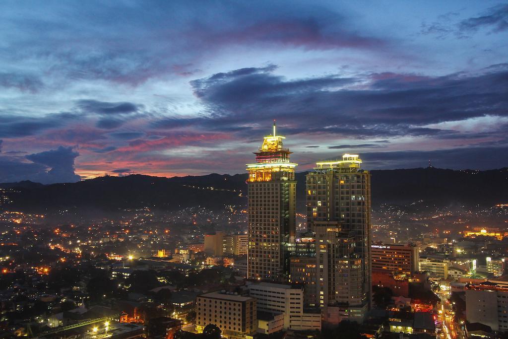 Crown Regency Hotel & Towers Cebu Stadt Exterior foto